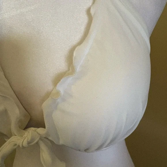 New Victoria’s Secret White Capri Ruffle Halter Bikini Swim Top Size 36DD - Picture 4 of 14